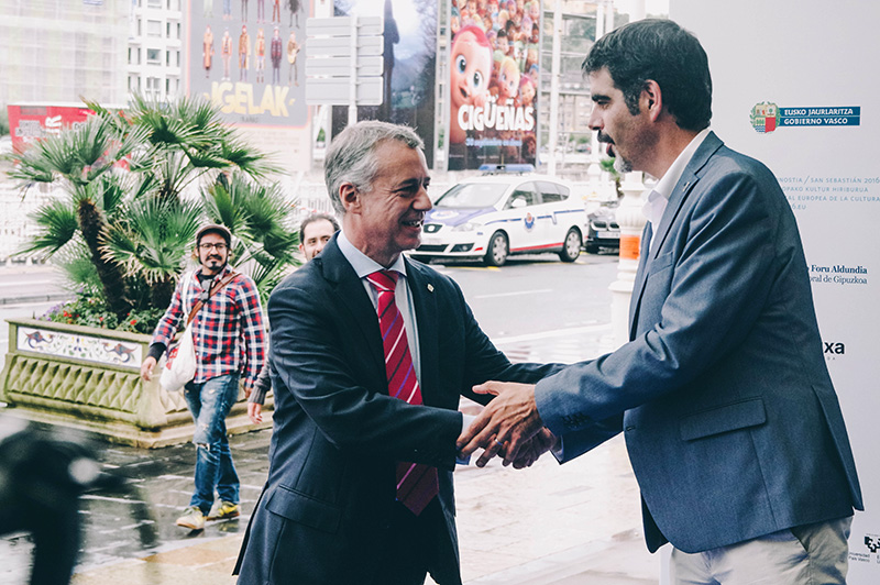 Iñigo Urkullu saluda al alcalde Eneko Goia a su llegada al congreso. Foto: Santiago Farizano