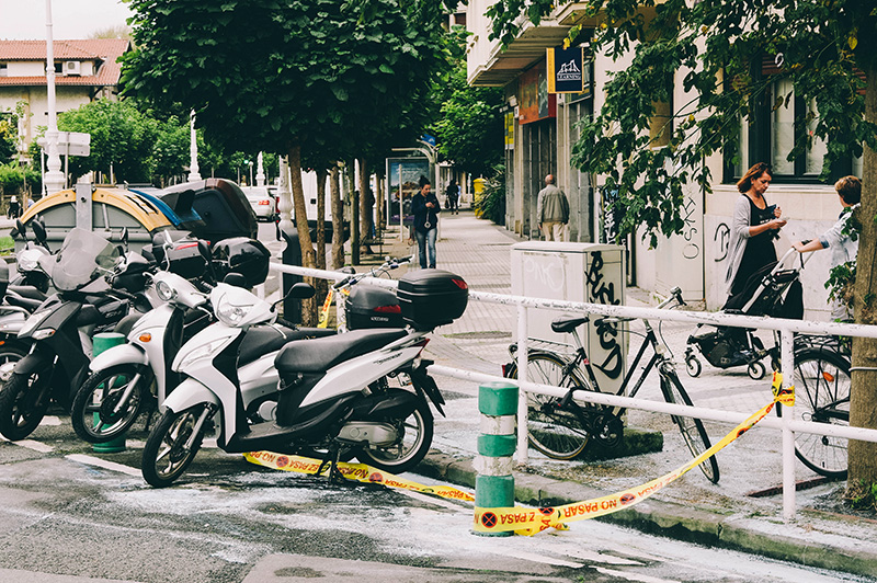 Imagen del aparcamiento de Gros donde tuvo lugar la última quema de motos, la pasada semana. Foto: Santiago Farizano