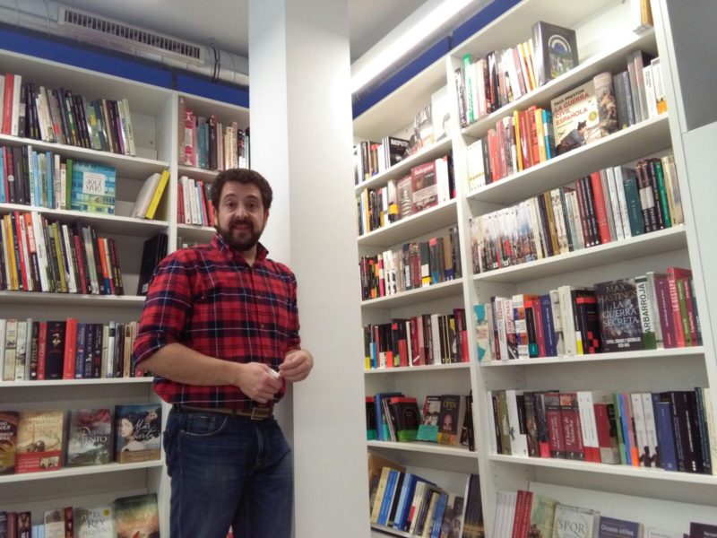 El librero Adolfo Chocarro en la librería Zubieta de Reyes Católicos. Foto: A.E.