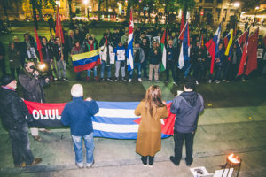 IMG9998 300x200 - Cubanos 'fidelistas' y amigos de la comunidad se reúnen en el Boulevard para despedir a Fidel