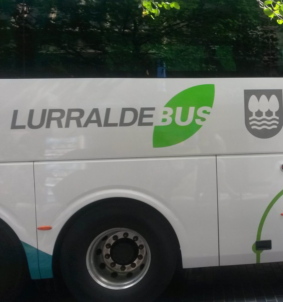 Autobús de Lurraldebus LAB rechaza que la Ertzaintza dé formación sobre violencia machista en Lurraldebus