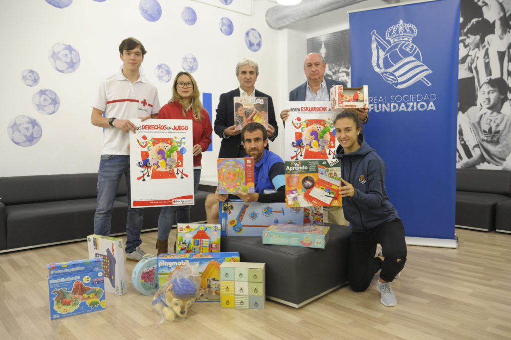 La Real Sociedad colaborará de nuevo con Cruz Roja recogiendo juguetes para Navidad 2 Foto regalos Cruz Roja La Real Sociedad colaborará de nuevo con Cruz Roja recogiendo juguetes para Navidad