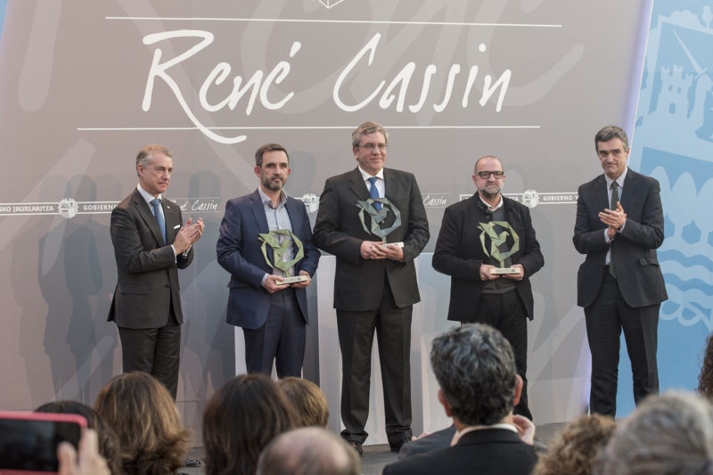 Los representantes de las tres entidades premiadas. Foto: Gobierno vasco