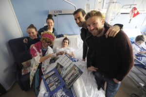 La Real lleva sonrisas a los peques del hospital 3 visita hospital el 02-01-2017. Foto: pedro Martínez