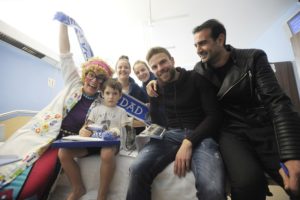 La Real lleva sonrisas a los peques del hospital 2 visita hospital el 02-01-2017. Foto: pedro Martínez