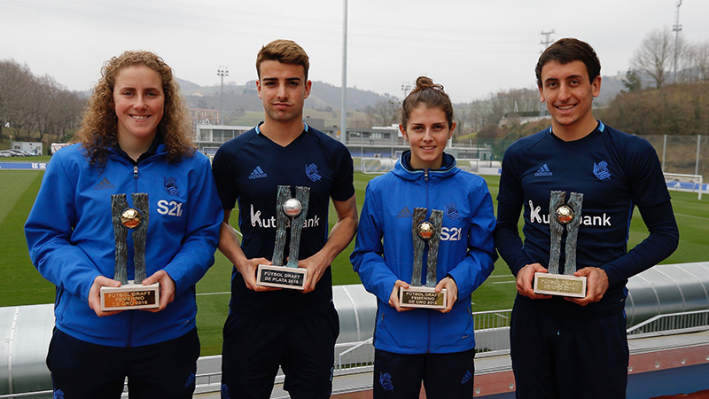 Los mejores futbolistas jóvenes muestran sus trofeos 1 Foto Fútbol Draft Los mejores futbolistas jóvenes muestran sus trofeos