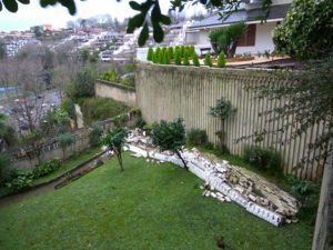El viento produce percances a lo largo de toda la jornada 3 Imagen de un muro desprendido en Bera-Bera. Foto: S. G. I