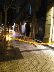 El viento produce percances a lo largo de toda la jornada 2 Tablones caídos desde una terraza de la calle Matía. Foto: Idoya Pardo Martínez