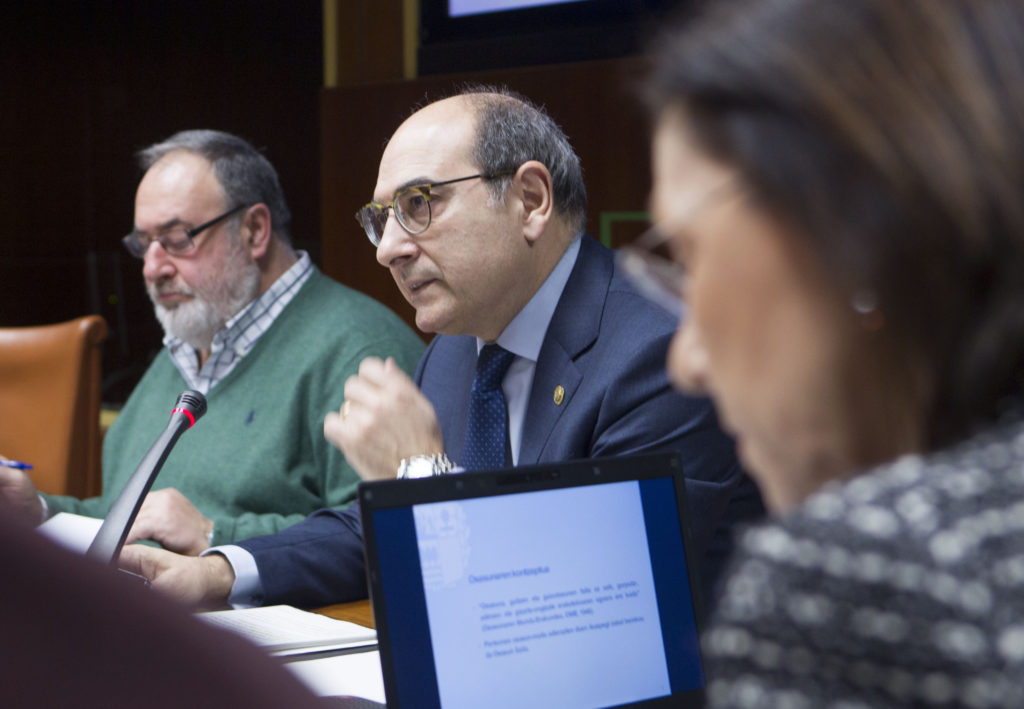 Para LAB las medidas anunciadas por Darpón "sólo buscan tapar el escándalo de las filtraciones en la OPE de Osakidetza" 2 darpon comision salud 01 Para LAB las medidas anunciadas por Darpón "sólo buscan tapar el escándalo de las filtraciones en la OPE de Osakidetza"