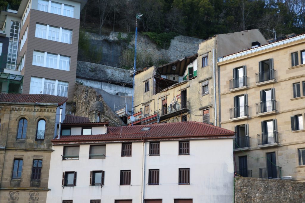 Los vecinos desalojados del Muelle pueden regresar a casa tras haberse retirado 25 toneladas de escombros en la zona de peligro 2 desalojadosmuelle Los vecinos desalojados del Muelle pueden regresar a casa tras haberse retirado 25 toneladas de escombros en la zona de peligro
