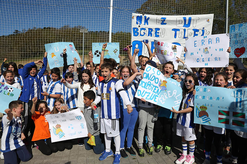 AMETS BAT. Colegios de Gipuzkoa visitan las instalaciones de Zubieta, y comparten unos momentos con jugadores de la primer equipo de la Real Sociedad. Foto: R.S.