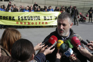 IMG1503 300x200 - Paro y protesta de los trabajadores de Euskotren frente a los juzgados