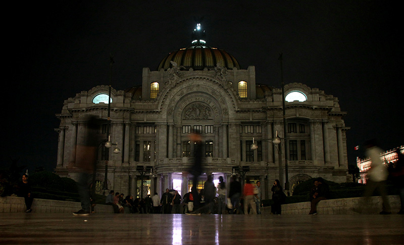 Vista del Museo de Bellas Artes de Ciudad de México, apagado en la anterior Hora del Planeta. Foto: El Heraldo de Saltillo