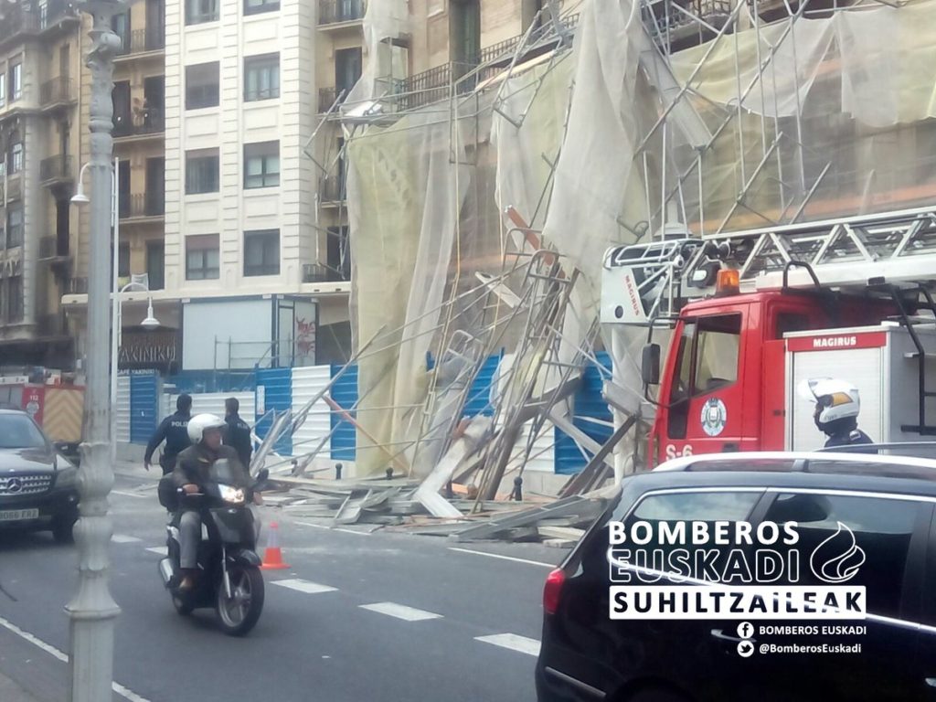 Cae el andamio de Miracruz 19 sin provocar heridos 8 andamio miracruz2 Cae el andamio de Miracruz 19 sin provocar heridos
