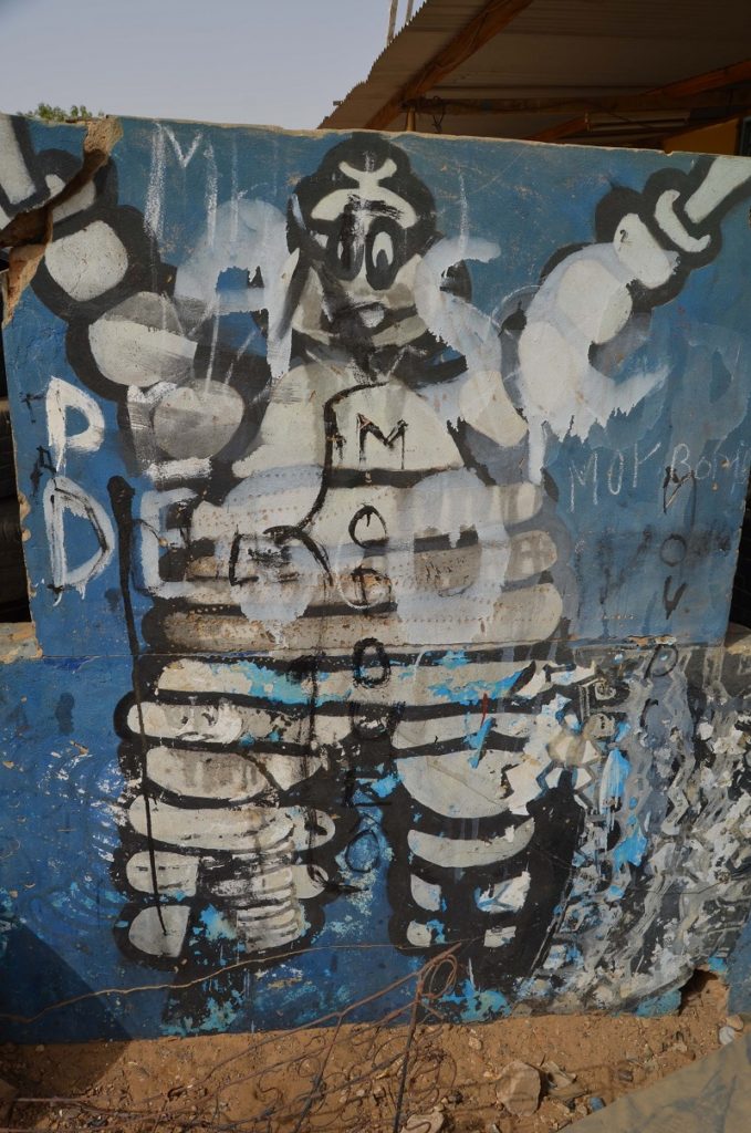 Michelin Una muestra rescata al hombre de Michelin tal y como lo ven en el África Subsahariana