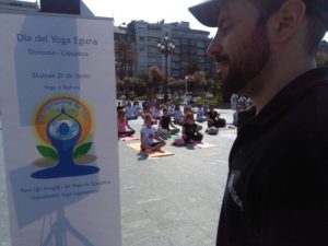 Yoga2 300x225 - Donostiarras unidos por el Día Mundial del Yoga