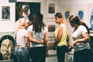 DSF7044 Gaueko arte azokak ikusnahi eta zaleak mugiarazi ditu