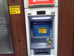 IMG 20170720 WA0042 La Ertzaintza interviene tras la colocación de pegatinas en contra de los turistas en el Boulevard