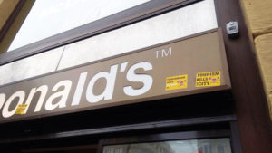 IMG 20170720 WA0046 La Ertzaintza interviene tras la colocación de pegatinas en contra de los turistas en el Boulevard