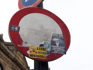 IMG 20170720 WA0047 La Ertzaintza interviene tras la colocación de pegatinas en contra de los turistas en el Boulevard