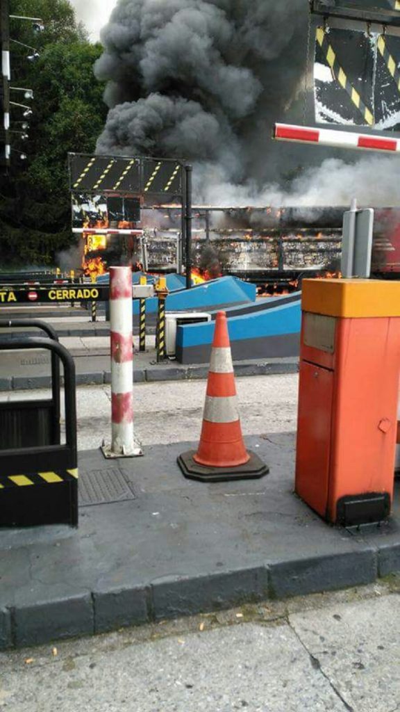 Peaje Irun camión Un camión se incendia en el peaje de Irun tras chocar con un muro