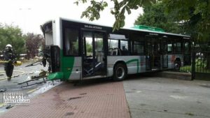 accidente autobús camión3 300x169 - (Ampliación) 17 heridos, uno grave, saldo del choque de un camión con un autobús a la altura de Irura