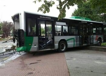 Estado del autobús tras sufrir el choque  de un camión el pasado viernes. Foto:  Bomberos