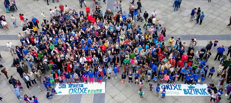Movilización hace semanas de la comunidad de Orixe en petición de nuevas instalaciones. Foto: Orixe Ikastola