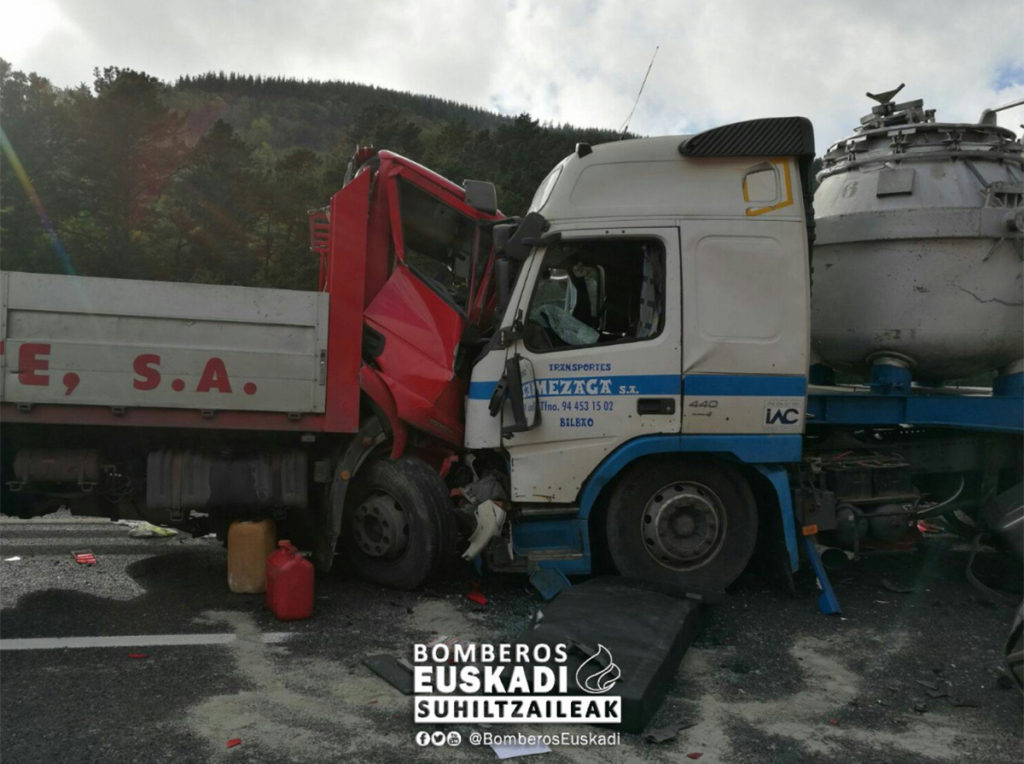 Soraluze2 (Ampliación) Dos personas heridas en el accidente entre dos camiones en la AP-1, a la altura de Soraluze