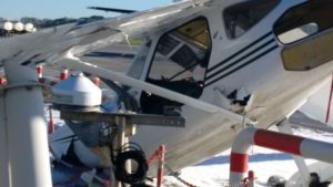 avioneta Hondarribia2 300x169 - Una avioneta choca contra una valla en el aeropuerto de Hondarribia