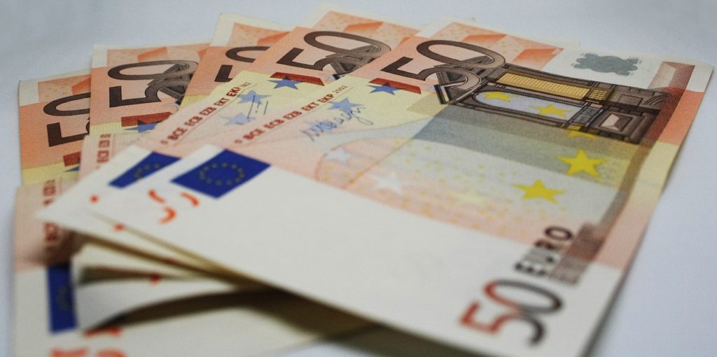 La Ertzaintza alerta de un aumento de billetes de 50 euros falsos 1 euro 1941673 1280 La Ertzaintza alerta de un aumento de billetes de 50 euros falsos