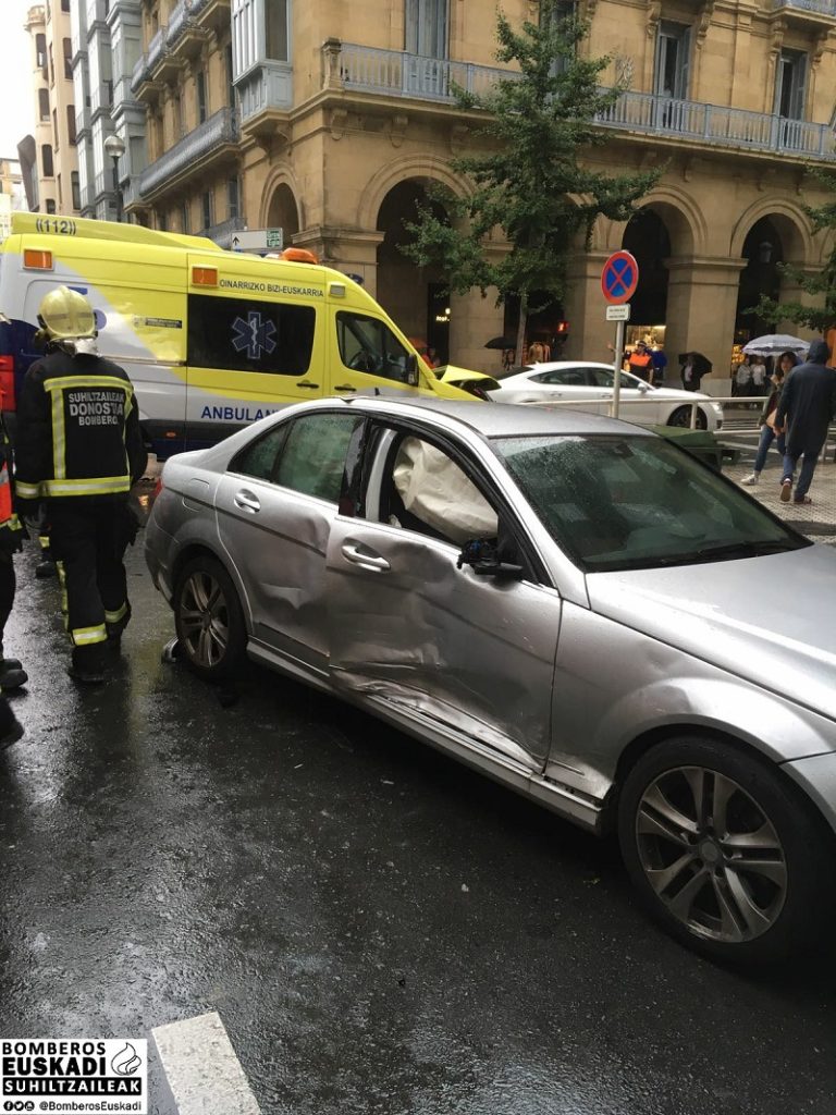 san martin Choque sin consecuencias personales entre una ambulancia y un coche en el centro