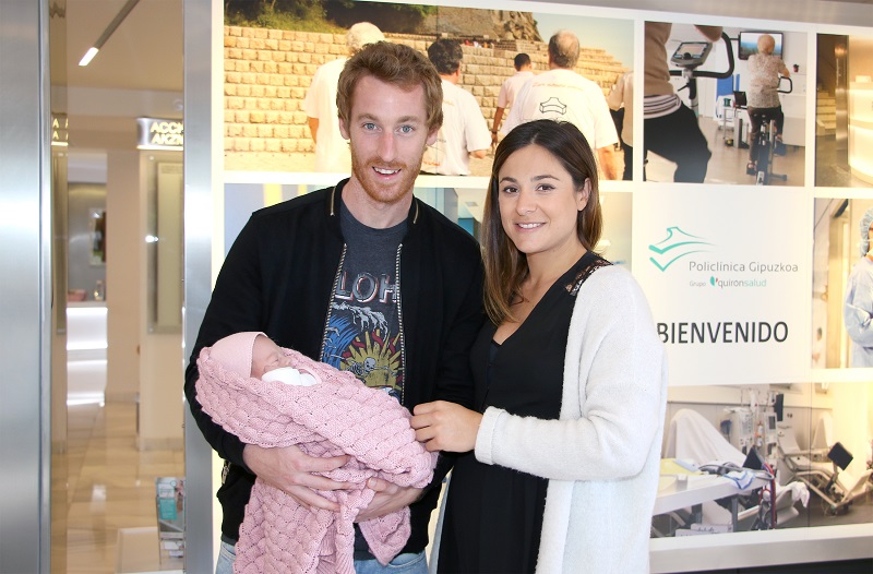 zurutuza original Zurutuza presenta, feliz, a su hija nacida el jueves