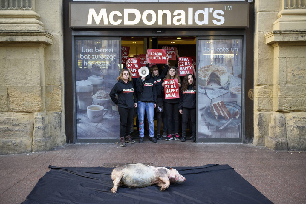 DSC 4462 Acción de Askekintza en una hamburguesería del Boulevard