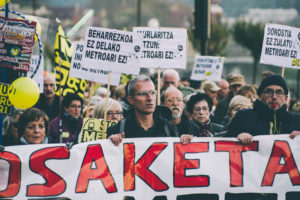 Cientos de personas recorren Donostia en contra del metro 3 donostitik metro 02 Cientos de personas recorren Donostia en contra del metro