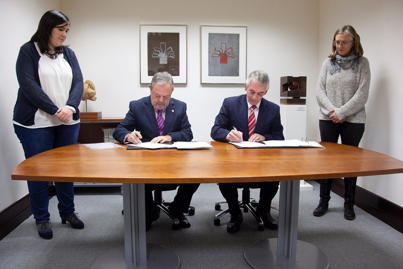 Firma del acuerdo. Foto: Gobierno vasco