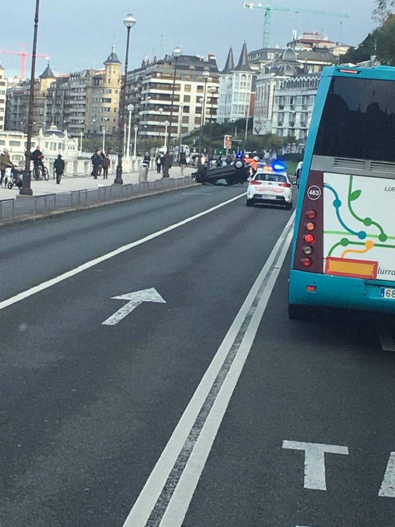 Coche volcado en pleno paseo de la Concha en un percance sin heridos 3 vuelco La Concha Coche volcado en pleno paseo de la Concha en un percance sin heridos