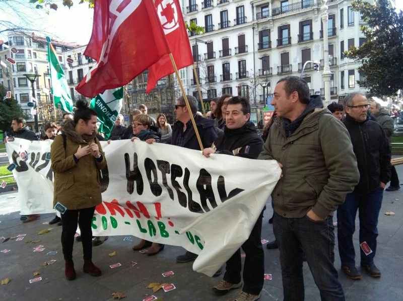 Hoteletako langileek soldata hobeak eta zerbitzuak kanpora ateratzeko joera kontrolatzea eskatzen dute 1 20171207 124508 Hoteletako langileek soldata hobeak eta zerbitzuak kanpora ateratzeko joera kontrolatzea eskatzen dute