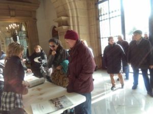 IMG 20171219 WA0005 800x600 Colas en el Ayuntamiento para llevarse el calendario municipal