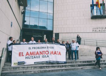Imagen de archivo. Una de las protestas de Asviamie, asociación de víctimas del amianto, en el Juzgado donostiarra. Foto: Santiago Farizano