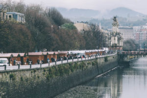 donostitik mercado navidad 01 Últimos preparativos para el mercado navideño y el encendido de luces