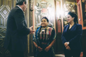 donostitik rigoberta menchu 02 300x200 - La Nobel de la Paz, Rigoberta Menchú, llega a Donostia para participar en 'Gure Lurra'