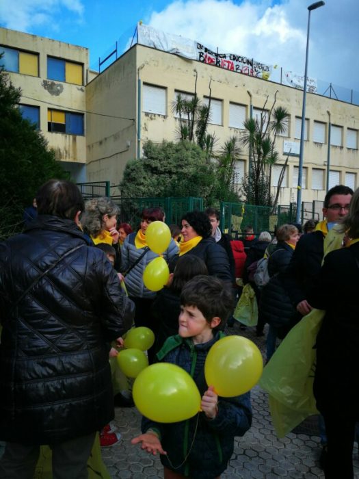 IMG 20180127 WA0037 Bidebieta se 'encadena' para pedir por su instituto