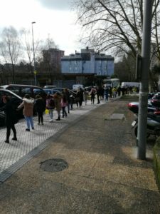 IMG 20180127 WA0039 600x800 Bidebieta se 'encadena' para pedir por su instituto