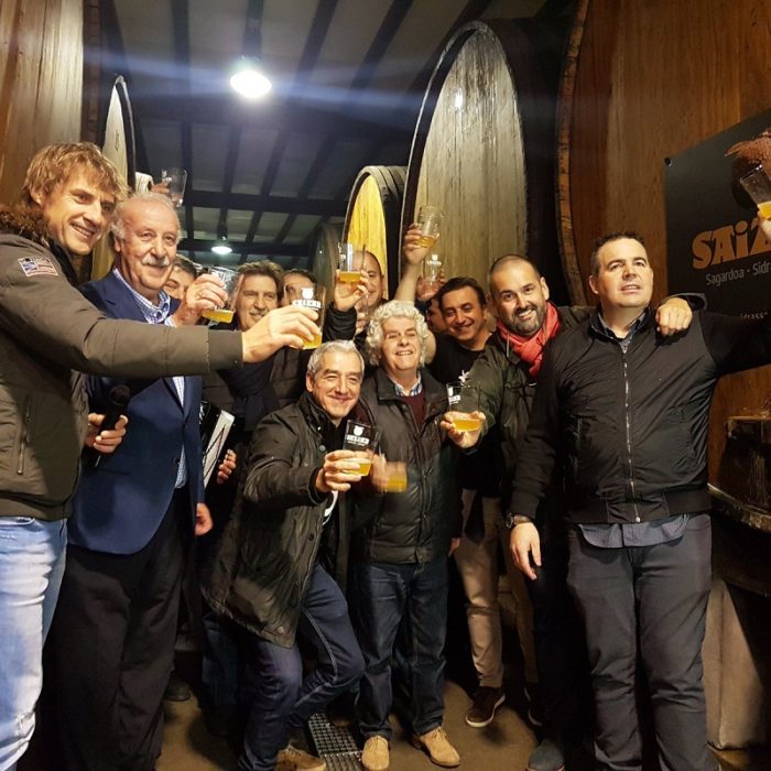 Vicente del Bosque abre el txotx en sidrería Saizar 1 Txotx Saizar Vicente del Bosque abre el txotx en sidrería Saizar