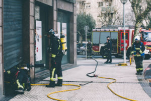 donostitik kutxa inendio 01 Los bomberos sofocan un pequeño fuego en el interior de unos cajeros de Kutxa en Amara Berri