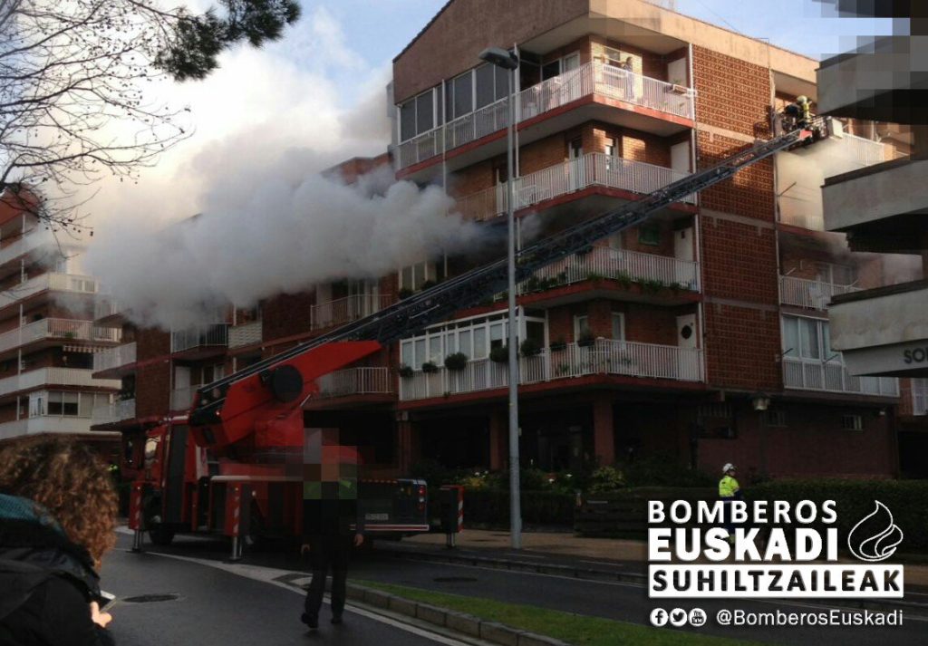 Cuatro heridos en un incendio en Hondarribia 5 Hondarribia incendio Cuatro heridos en un incendio en Hondarribia