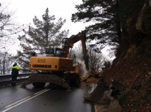 Jaizkibel Trabajan para despejar la carretera de Jaizkibel tras la caída de una roca