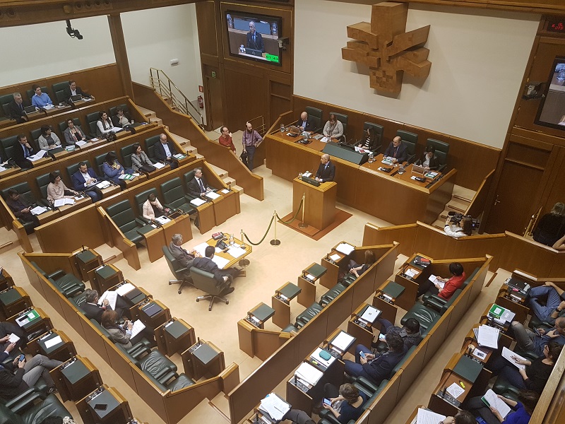 El permiso de paternidad será para los funcionarios de 18 semanas 1 Pleno Vitoria El permiso de paternidad será para los funcionarios de 18 semanas