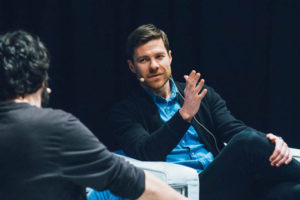 Imanol Alguacil: "Ojalá Xabi Alonso pueda estar con nosotros donde sea" 2 donostitik korner xabi alonso 01 Imanol Alguacil: "Ojalá Xabi Alonso pueda estar con nosotros donde sea"